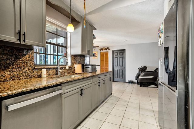 6977 NW Hartney Way, Port St Lucie, FL 34983