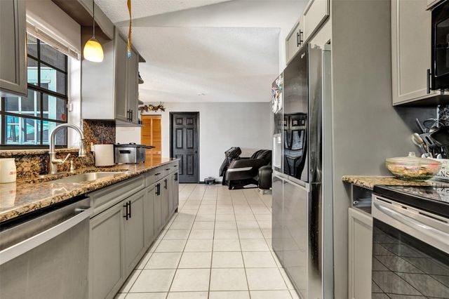 6977 NW Hartney Way, Port St Lucie, FL 34983