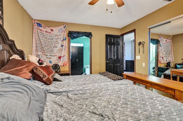 6977 NW Hartney Way, Port St Lucie, FL 34983