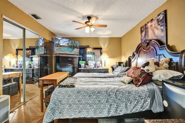 6977 NW Hartney Way, Port St Lucie, FL 34983