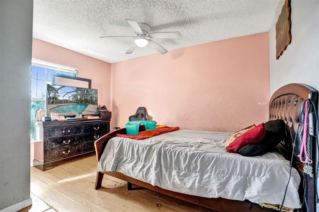 6977 NW Hartney Way, Port St Lucie, FL 34983