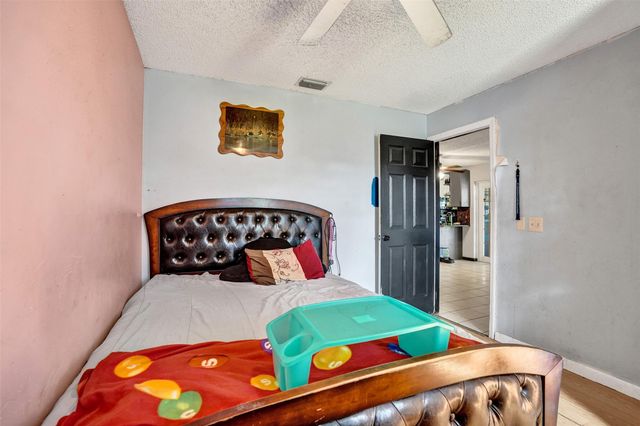 6977 NW Hartney Way, Port St Lucie, FL 34983