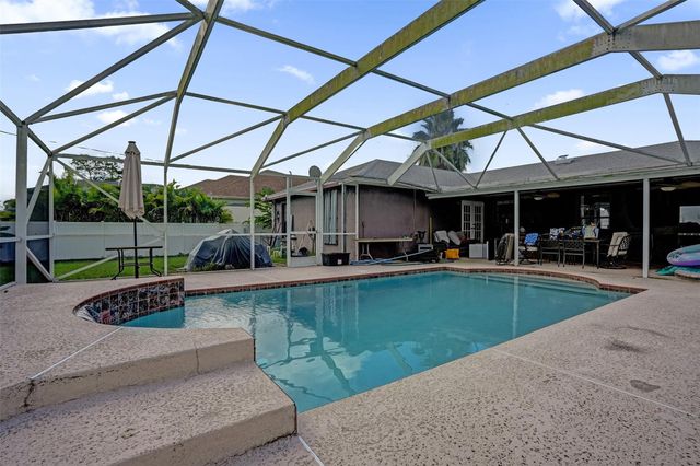 6977 NW Hartney Way, Port St Lucie, FL 34983