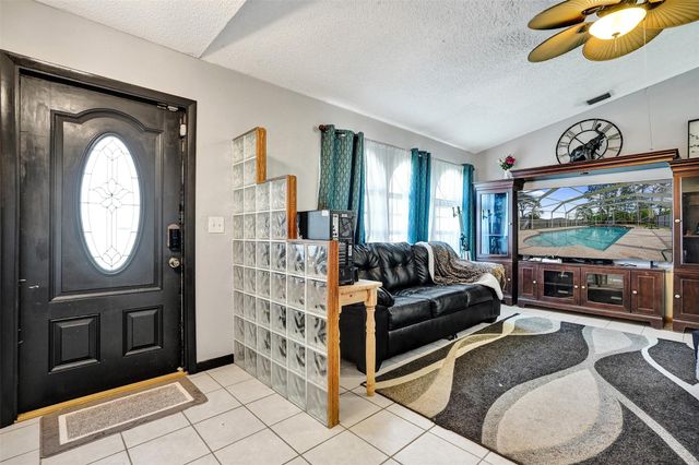 6977 NW Hartney Way, Port St Lucie, FL 34983