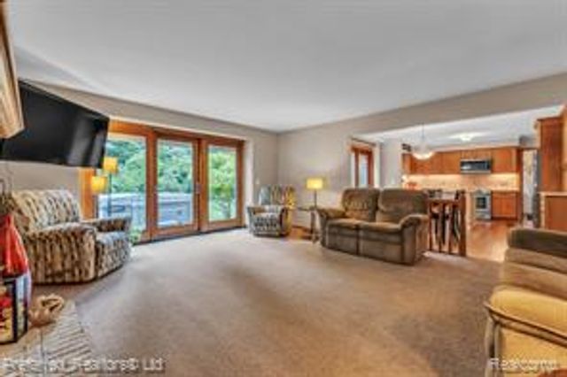 20155 Wayne Road, Livonia, MI 48152