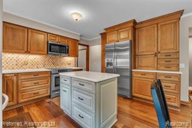 20155 Wayne Road, Livonia, MI 48152