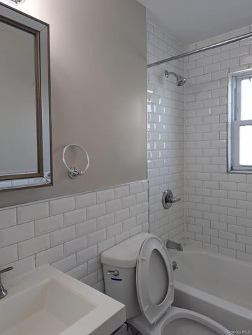 11A Hemlock Drive 8, Bay Shore, NY 11706