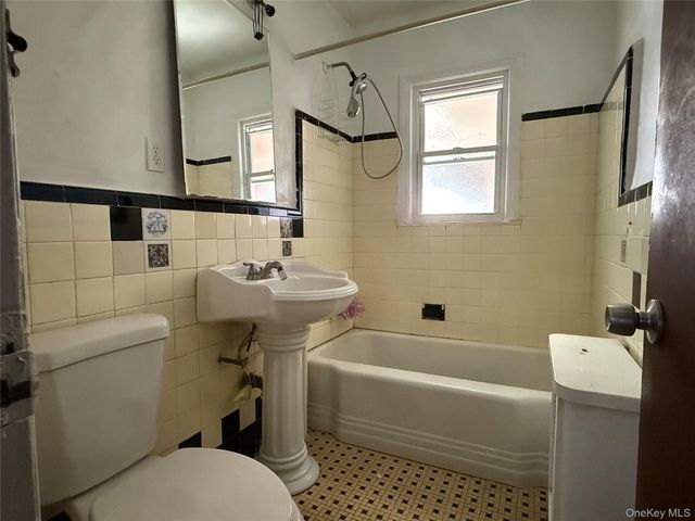 136 Henry Street, Valley Stream, NY 11580
