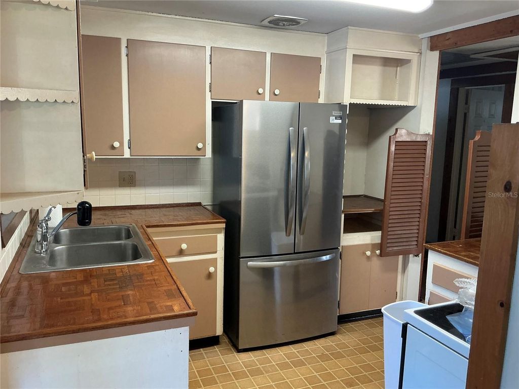 Image 5 of property listing at 10791 105TH STREET, Largo, FL 33773