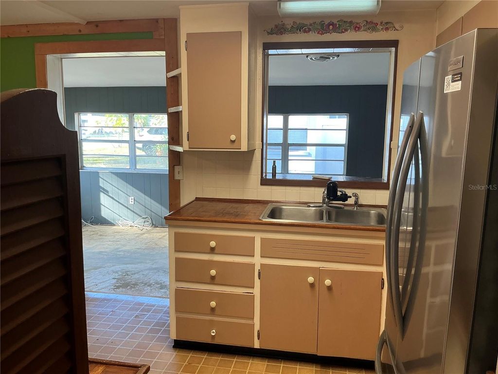 Image 6 of property listing at 10791 105TH STREET, Largo, FL 33773