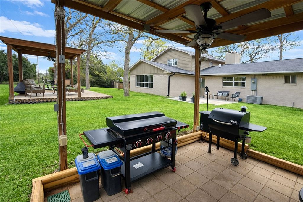 182 Blossom, Hilltop Lakes, TX 77871 — photo 2