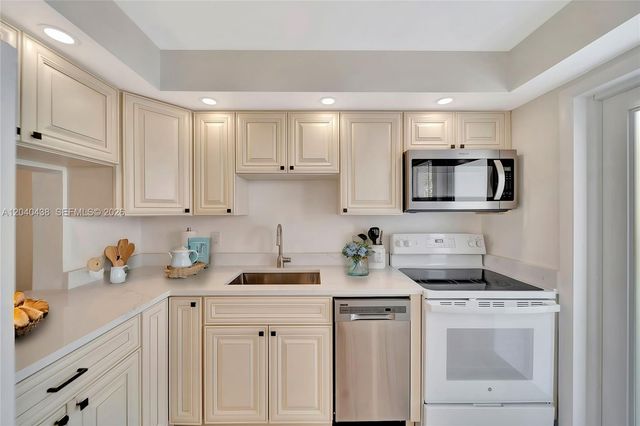 3221 NE 8th Street 103, Pompano Beach, FL 33062
