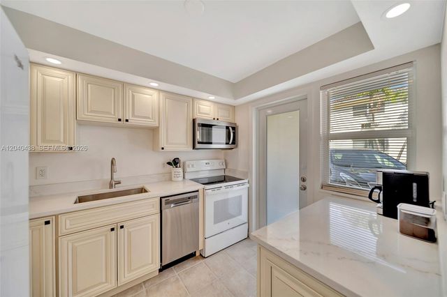 3221 NE 8th Street 103, Pompano Beach, FL 33062