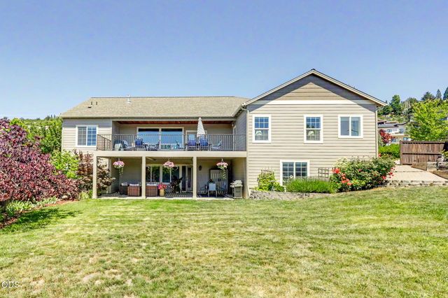 4432 Vista Pointe Drive, Medford, OR 97504