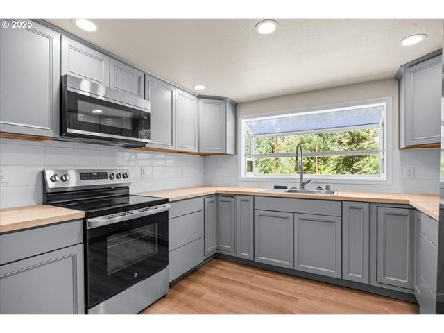 181 OAK HOLLOW Ln, Riddle, OR 97469