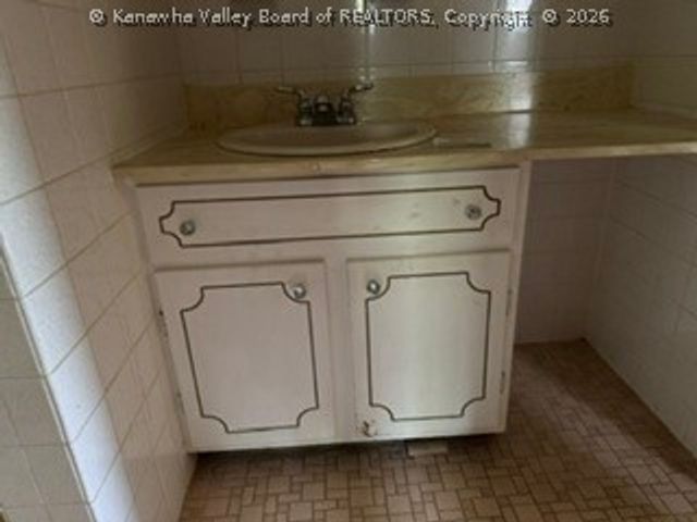 1226 Thomas Road, South Charleston, WV 25303