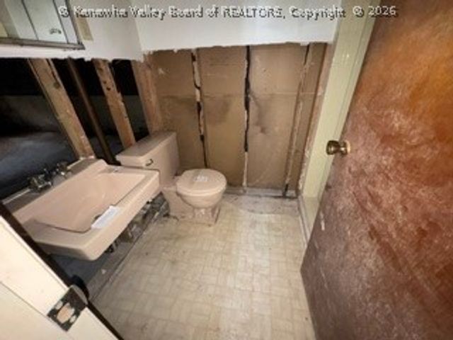 1226 Thomas Road, South Charleston, WV 25303