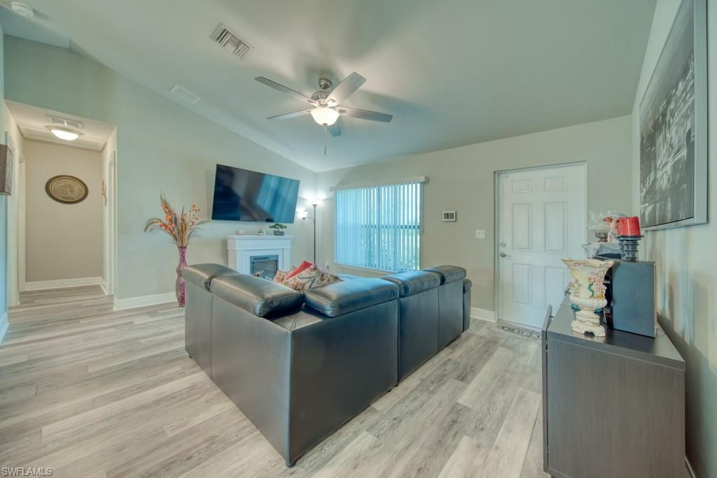 Image 15 of property listing at 520 Wilmington PKWY, Cape Coral, FL 33993