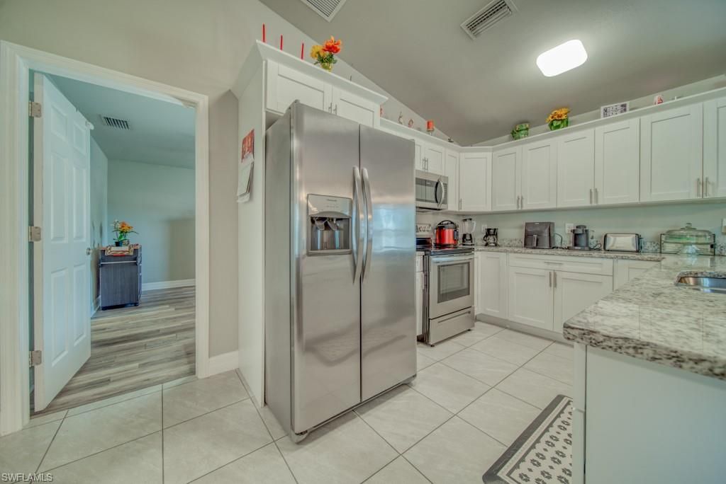 Image 17 of property listing at 520 Wilmington PKWY, Cape Coral, FL 33993