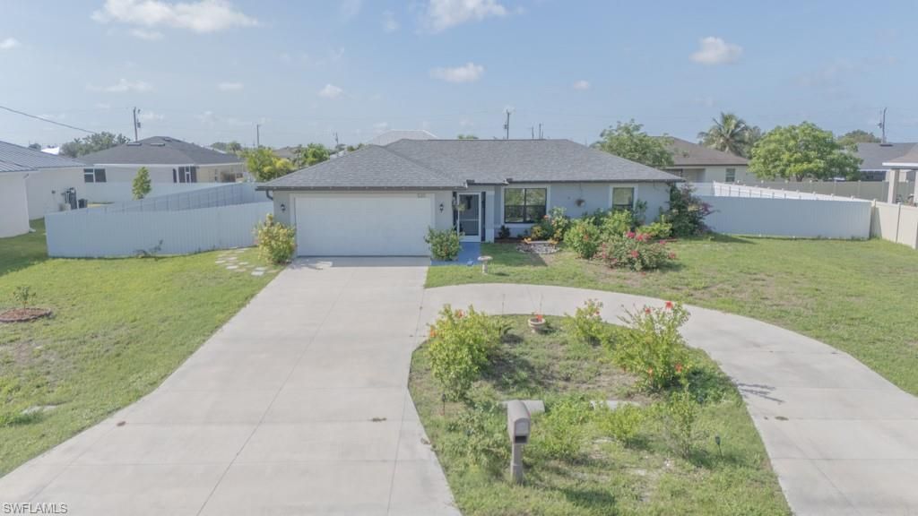 Image 2 of property listing at 520 Wilmington PKWY, Cape Coral, FL 33993