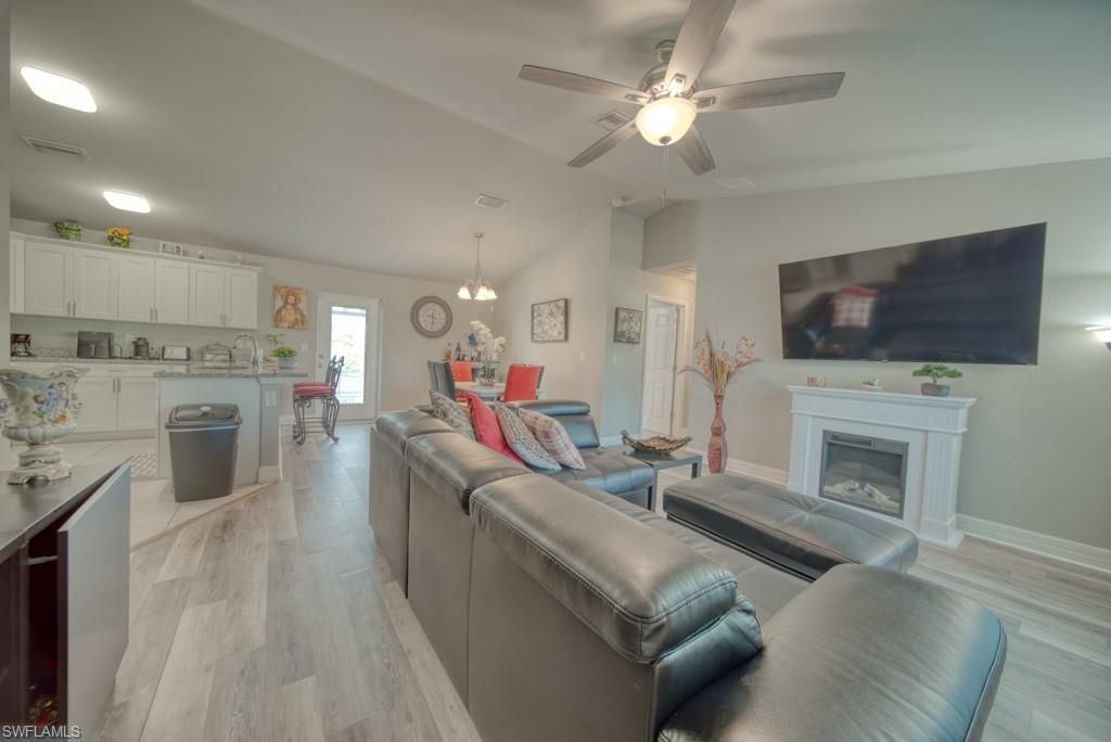Image 8 of property listing at 520 Wilmington PKWY, Cape Coral, FL 33993