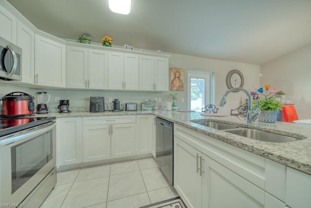 Image 9 of property listing at 520 Wilmington PKWY, Cape Coral, FL 33993