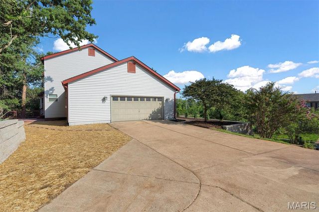5839 Brookstone Terrace Drive, St Louis, MO 63129