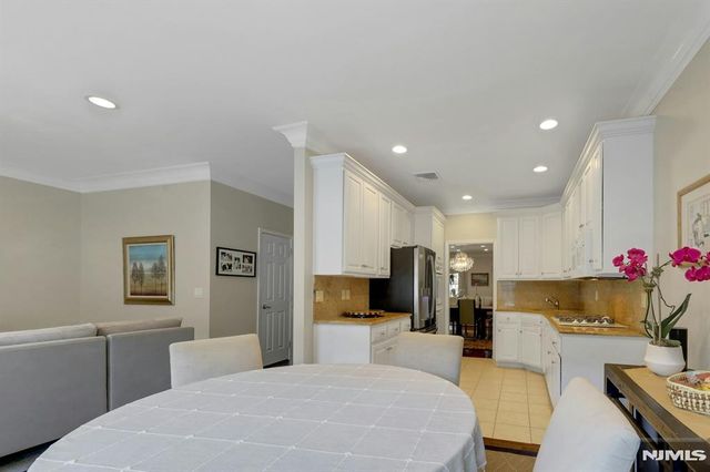 143 Stonegate Trail 44, Cresskill, NJ 07626