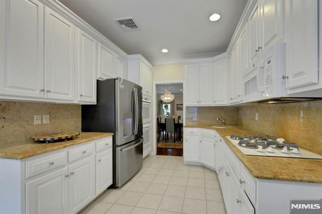 143 Stonegate Trail 44, Cresskill, NJ 07626