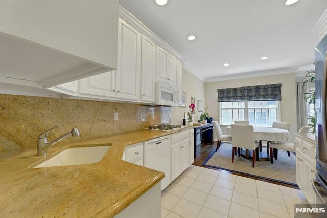 143 Stonegate Trail 44, Cresskill, NJ 07626