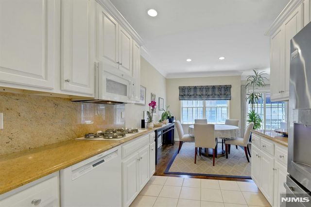 143 Stonegate Trail 44, Cresskill, NJ 07626