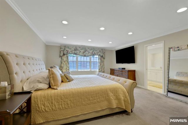 143 Stonegate Trail 44, Cresskill, NJ 07626
