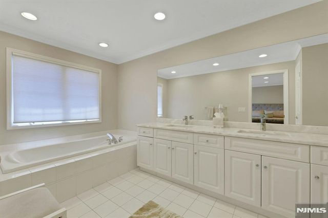 143 Stonegate Trail 44, Cresskill, NJ 07626