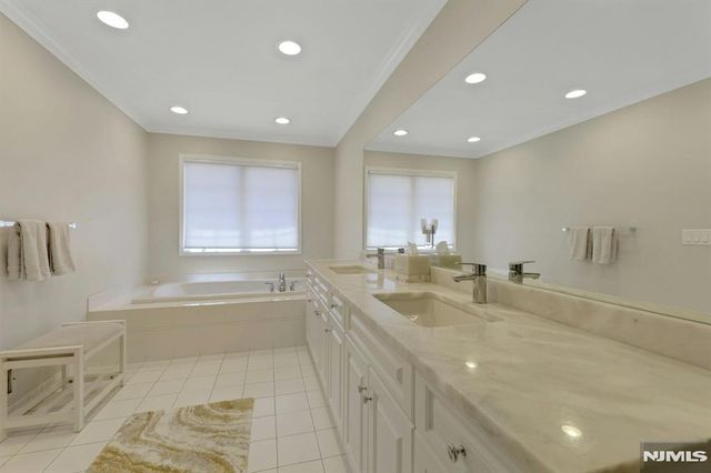 143 Stonegate Trail 44, Cresskill, NJ 07626