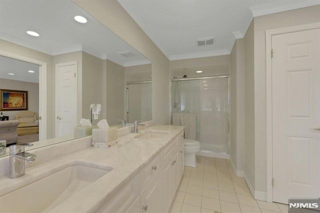143 Stonegate Trail 44, Cresskill, NJ 07626