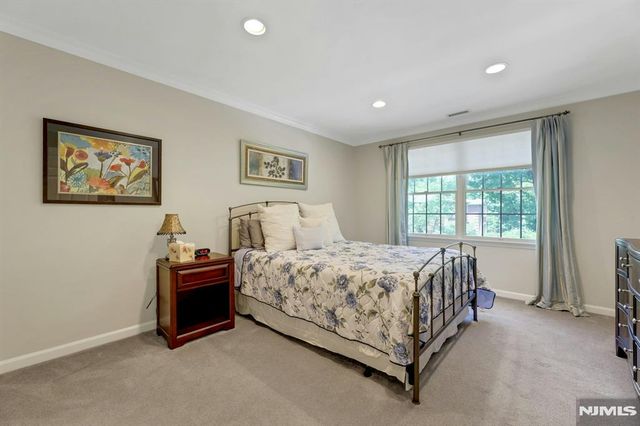 143 Stonegate Trail 44, Cresskill, NJ 07626