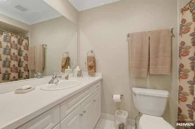 143 Stonegate Trail 44, Cresskill, NJ 07626