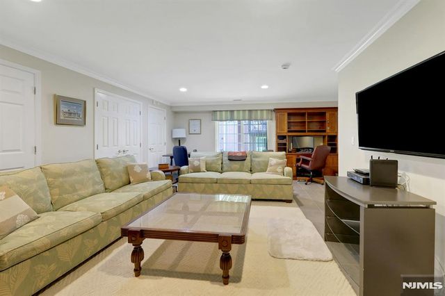 143 Stonegate Trail 44, Cresskill, NJ 07626