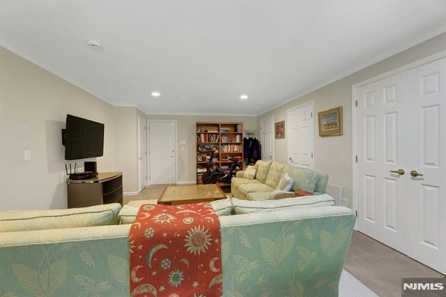 143 Stonegate Trail 44, Cresskill, NJ 07626