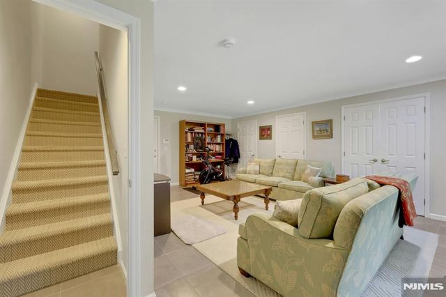 143 Stonegate Trail 44, Cresskill, NJ 07626