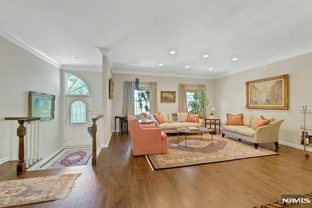 143 Stonegate Trail 44, Cresskill, NJ 07626
