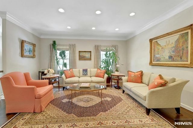 143 Stonegate Trail 44, Cresskill, NJ 07626