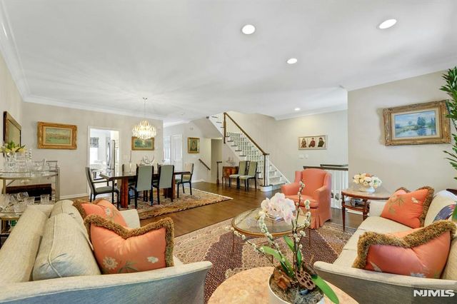 143 Stonegate Trail 44, Cresskill, NJ 07626