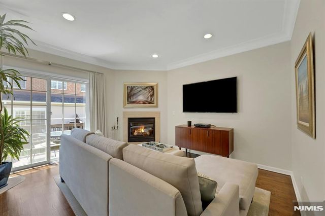 143 Stonegate Trail 44, Cresskill, NJ 07626