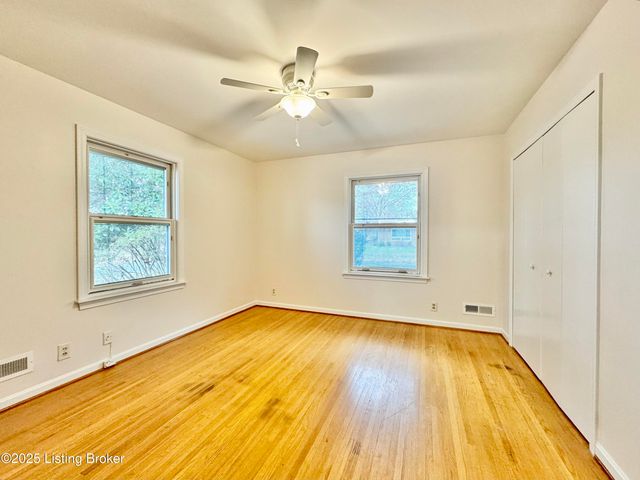 4000 White Plains Ct, Louisville, KY 40218