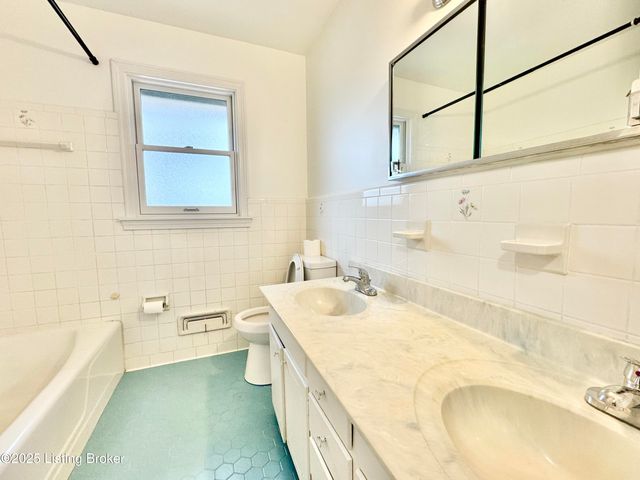 4000 White Plains Ct, Louisville, KY 40218