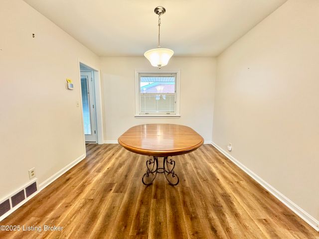 4000 White Plains Ct, Louisville, KY 40218