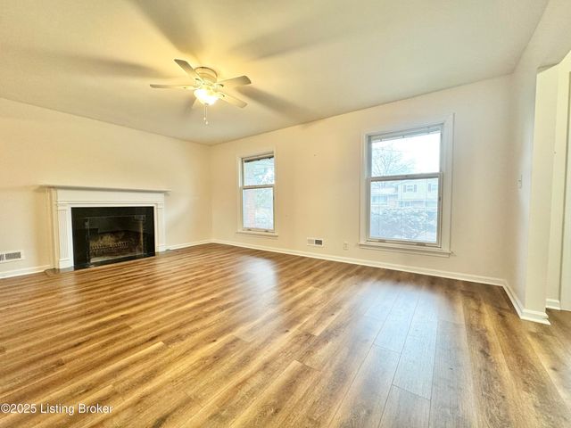 4000 White Plains Ct, Louisville, KY 40218