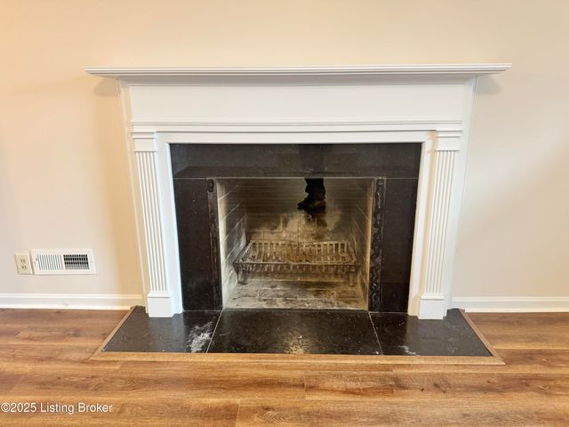 4000 White Plains Ct, Louisville, KY 40218