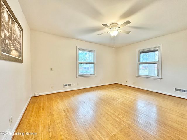 4000 White Plains Ct, Louisville, KY 40218